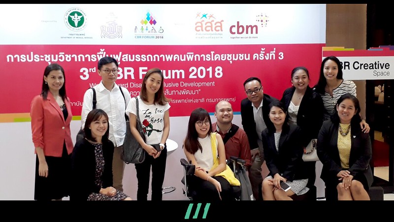 วิทยากรร่วมถ่ายภาพรวมกับบุคลากรของงาน