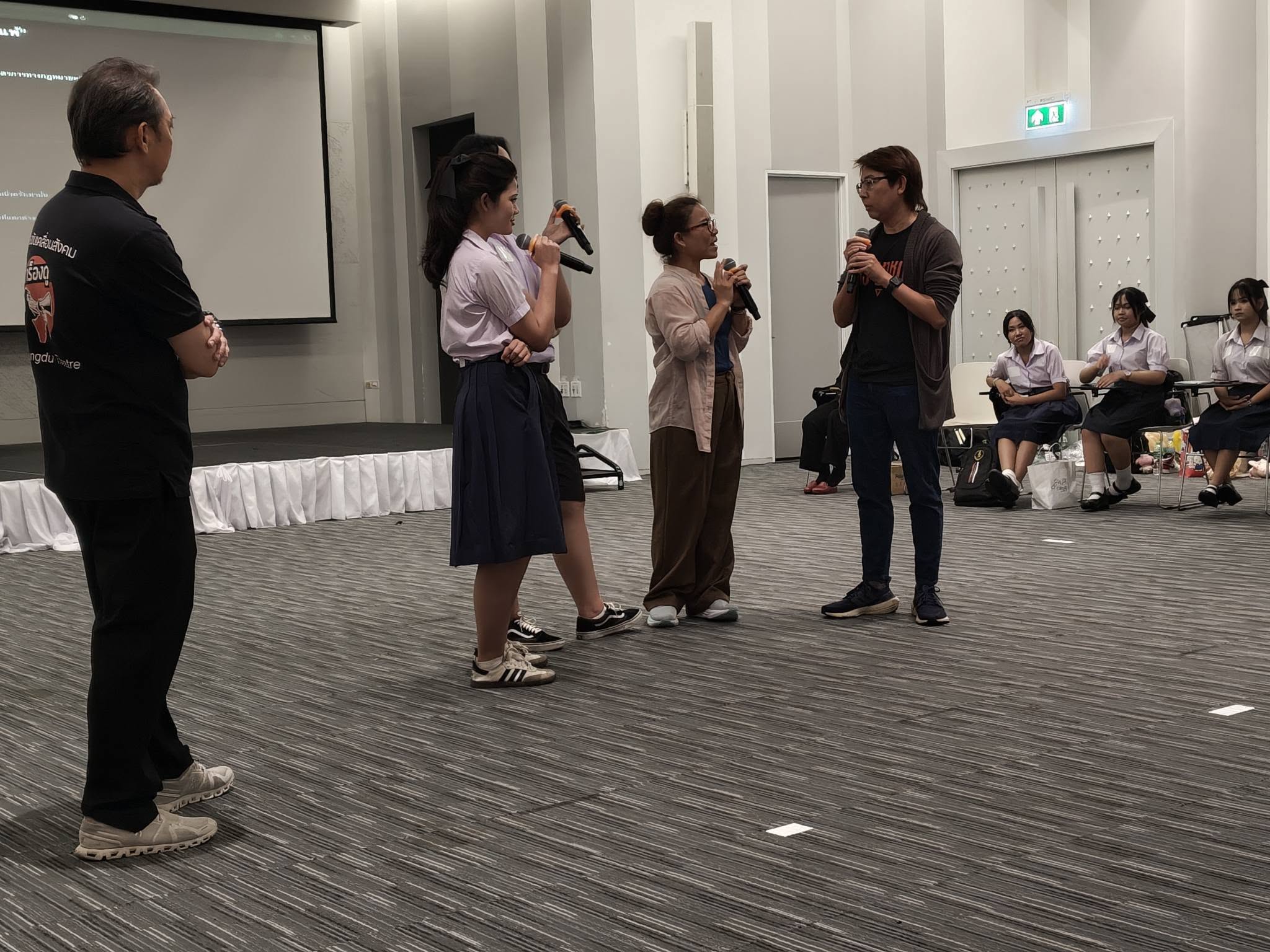 "ละคอนการศึกษา ตอน ปฏิบัติการเล่นแร่แก้กฎ ทวงสิทธิ และสวัสดิการนักเรียนไทย"